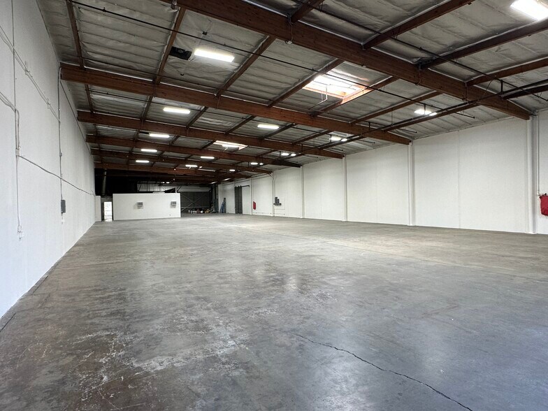 More Photos Of 1506-1550 N Knowles Ave, Los Angeles Warehouse For Lease