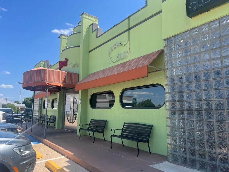 More Photos Of 637 NW 32nd St, Newcastle Restaurant For Sale
