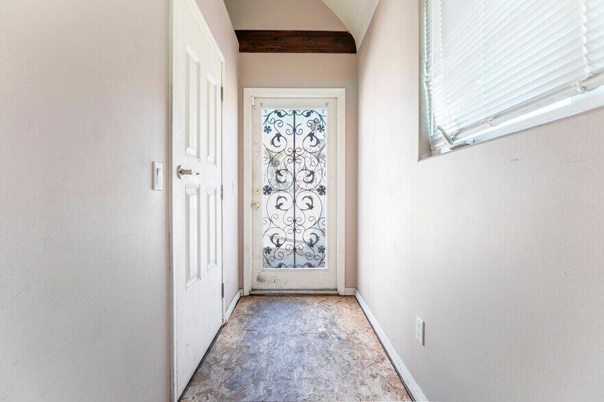 More Photos Of 6340 Yucca St, Los Angeles Restaurant For Sale