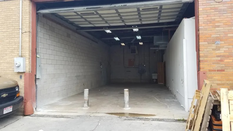 More Photos Of 4001-4007 Golf Rd, Skokie Storefront For Lease