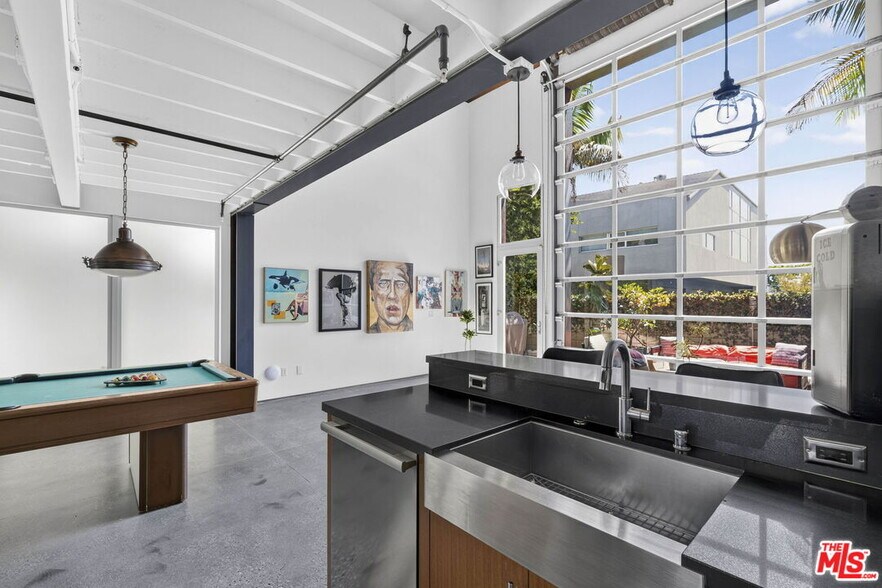 More Photos Of 2120 Narcissus Ct, Venice Office For Sale