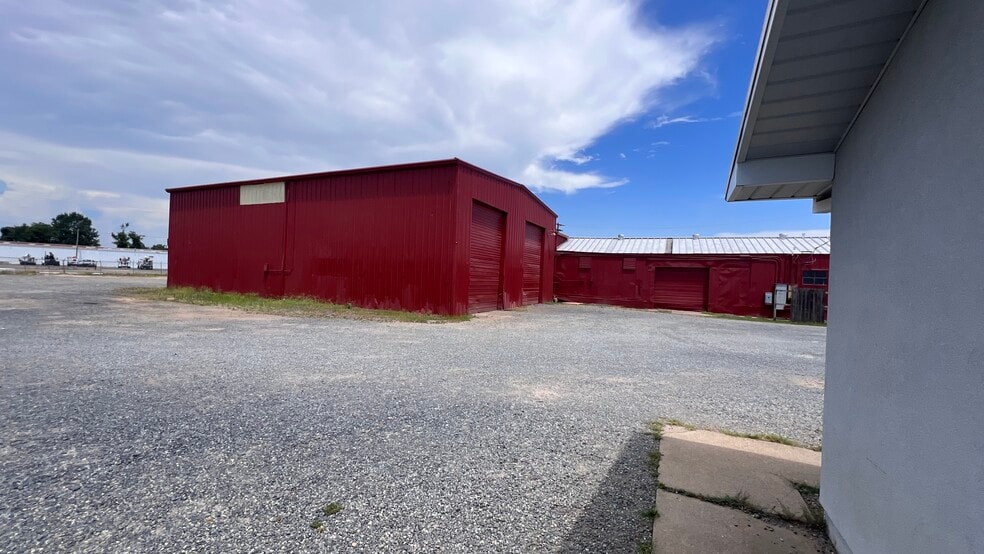 More Photos Of 3419 E Broadway Ave, North Little Rock Service For Lease