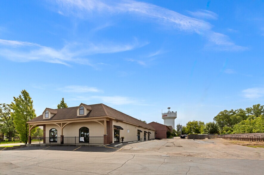 More Photos Of 742 Sheridan Rd, Highwood Freestanding For Sale