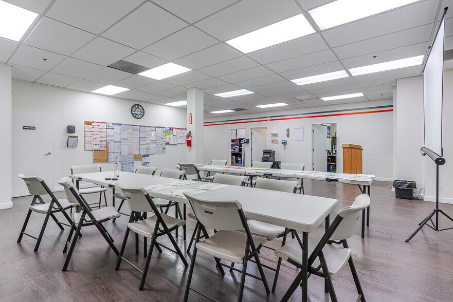 More Photos Of 9142 Independence Ave, Chatsworth Manufacturing For Sale