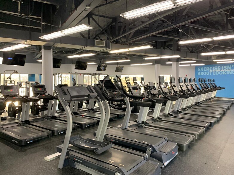 More Photos Of 2-14 Ferry St, Newark General Retail For Lease