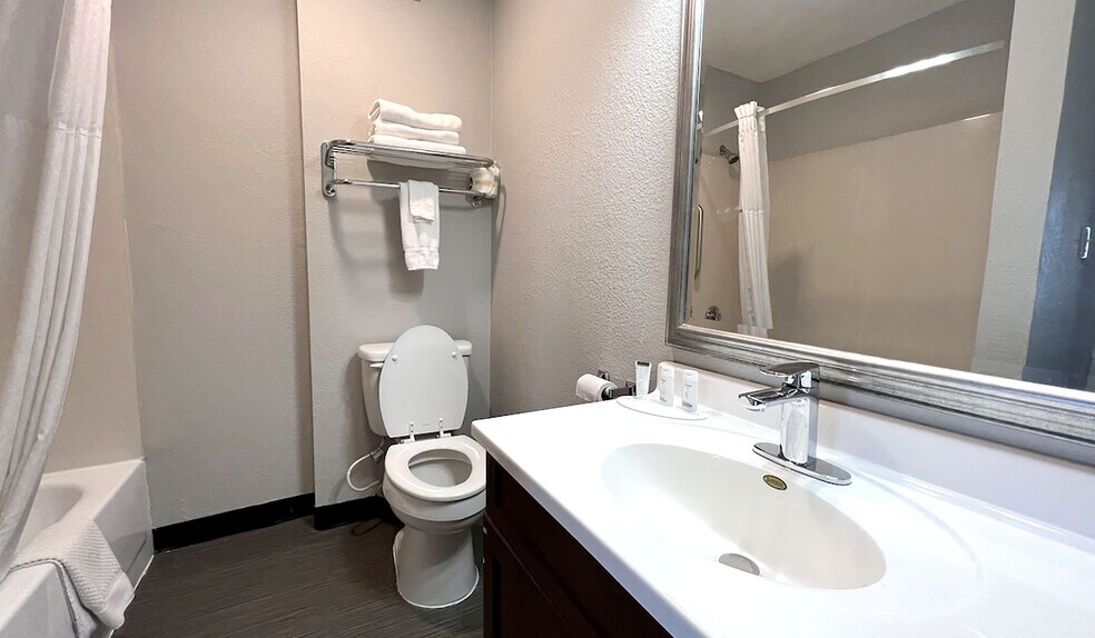 More Photos Of 2002 W War Memorial Dr, Peoria Hotel For Sale