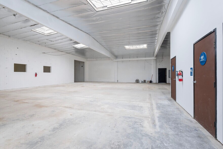 More Photos Of 2703 Southwest Dr, Los Angeles Warehouse For Lease