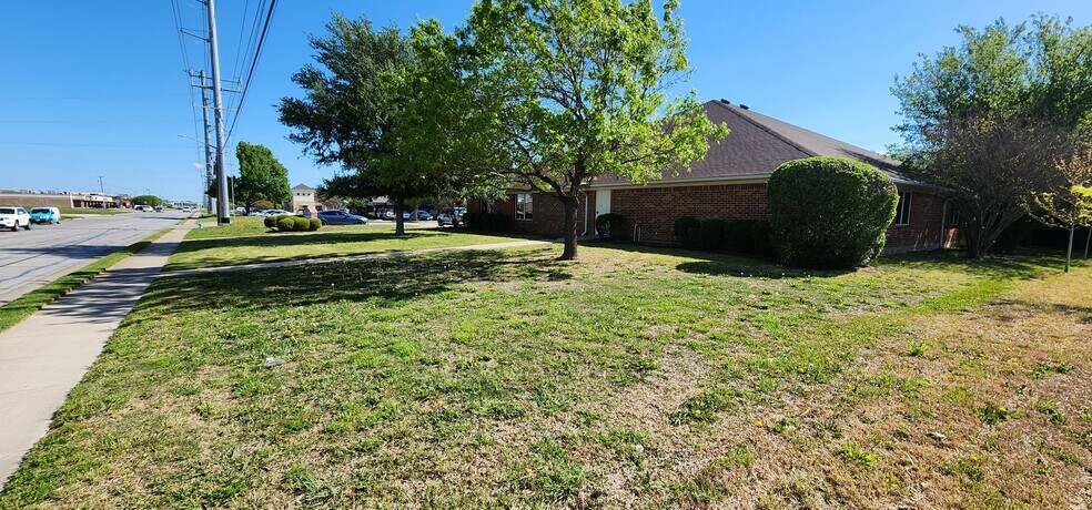 More Photos Of 1156 N Bonnie Brae St, Denton Medical For Sale