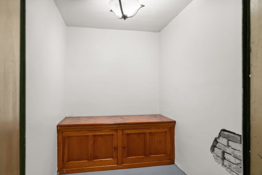 More Photos Of 102 Crosby St, Tekoa Flex For Sale