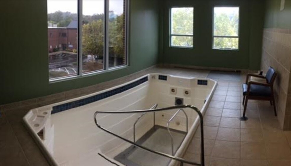 More Photos Of 624 Quaker Ln, High Point Office For Sale