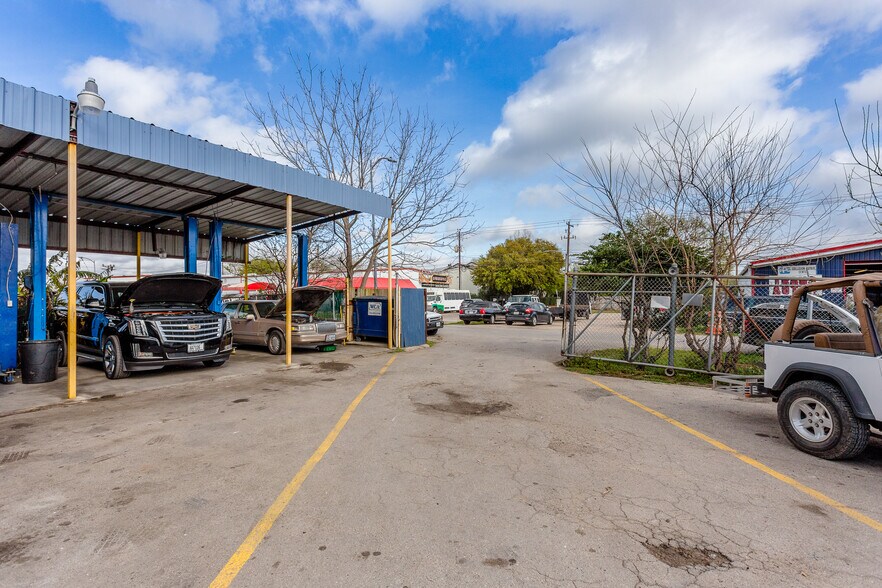 More Photos Of 8921 Daffodil Ave, Houston Auto Repair For Lease