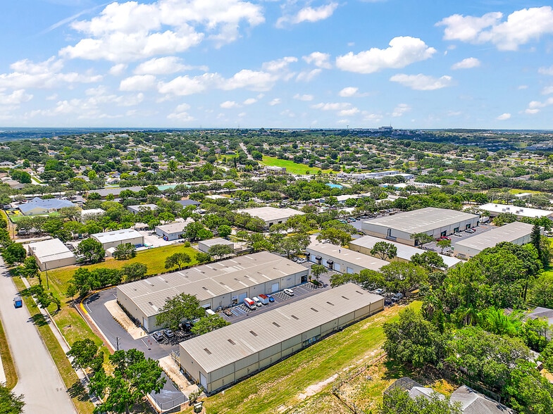 More Photos Of 1262-1270 Commons Ct, Clermont Warehouse For Lease