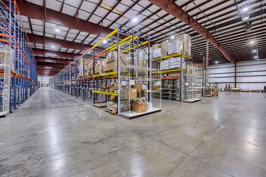 More Photos Of 300 Commerce Dr, New Holland Distribution For Lease