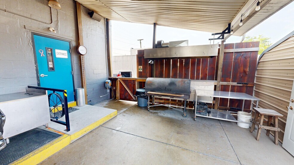 More Photos Of 46 S Leavitt Rd, Leavittsburg Bar For Sale