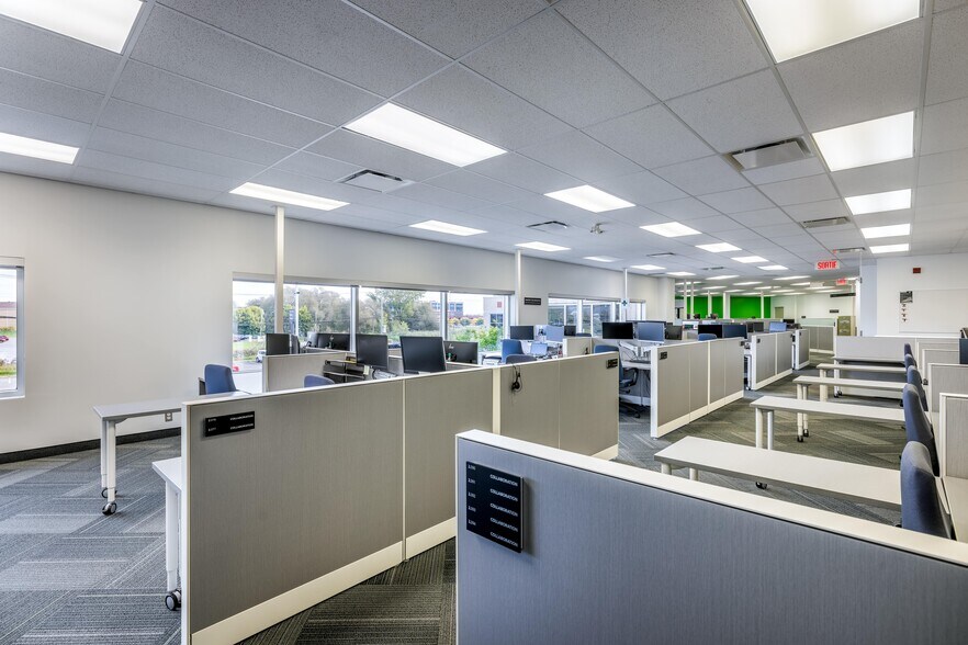 More Photos Of 6655 Boul Pierre-Bertrand, Québec Office For Lease