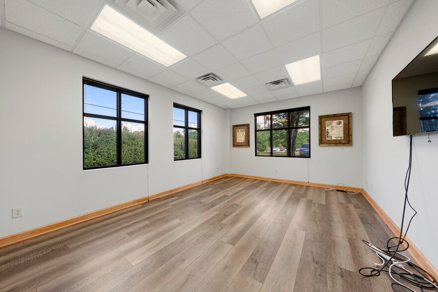 More Photos Of 2317 Mt Olive rd, Mount Olive Office For Lease