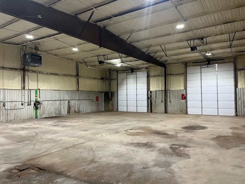 More Photos Of 5616 S Rockwell Ave, Oklahoma City Manufacturing For Lease