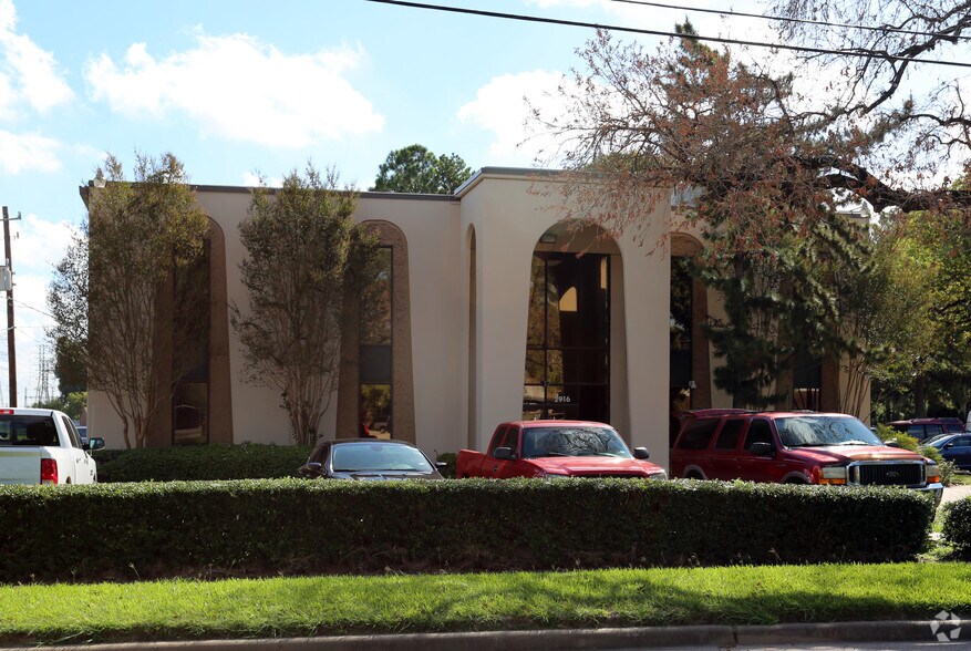 More Photos Of 2916 W TC Jester Blvd, Houston Office For Sale