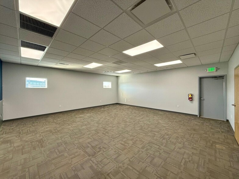 More Photos Of 950 Transport Dr, Valparaiso Flex For Lease