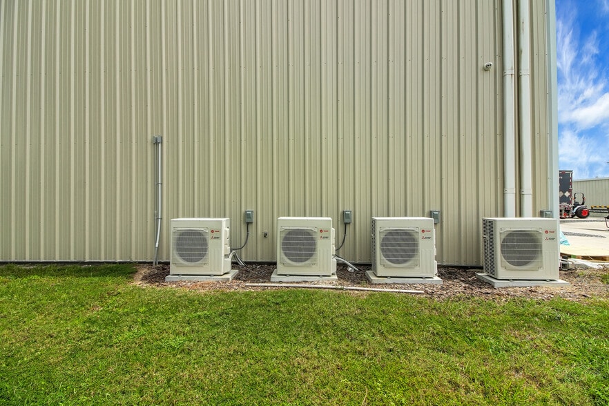 More Photos Of 1818 Greenleaf Ln, Leesburg Warehouse For Sale