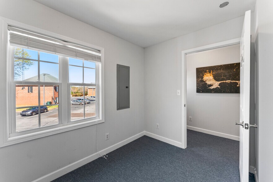 More Photos Of 104 Renaissance Cir, Mauldin Office For Lease