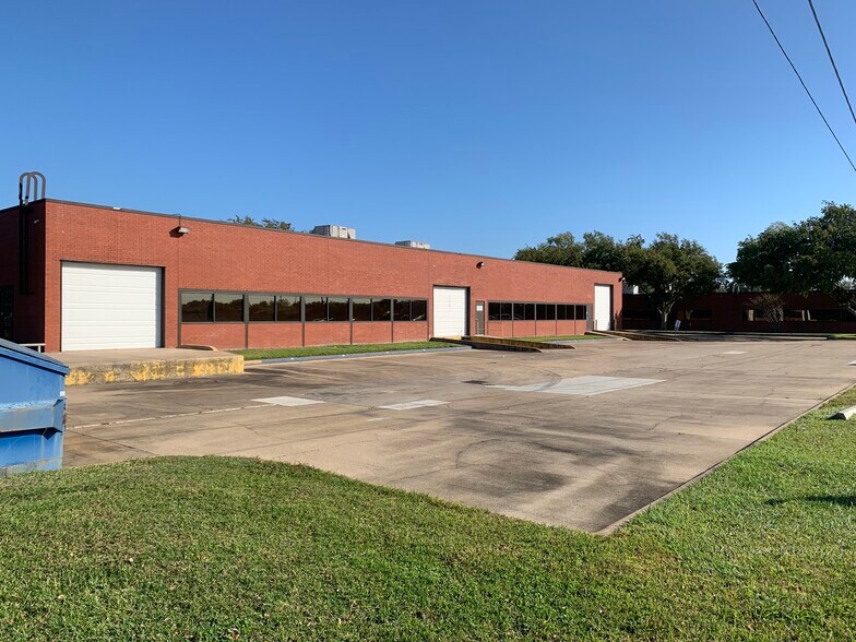 More Photos Of 10595 Westoffice Dr, Houston Light Distribution For Lease