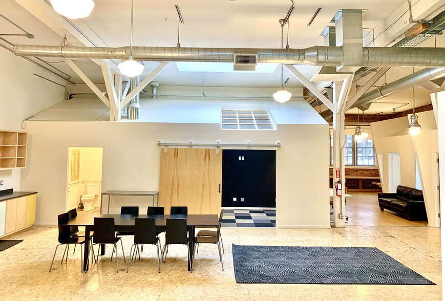More Photos Of 911 E Pike St, Seattle Loft Creative Space For Lease