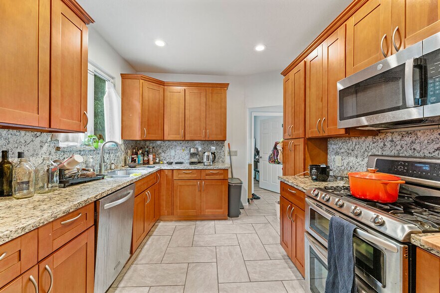 More Photos Of 74 Pearl St, Oakland Apartments For Sale