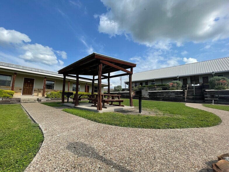 More Photos Of 141 Jeff St, Three Rivers Hotel For Sale