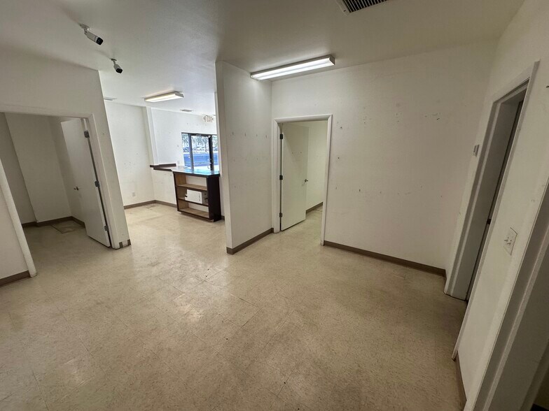 More Photos Of 4151 118th Ave N, Clearwater Warehouse For Lease