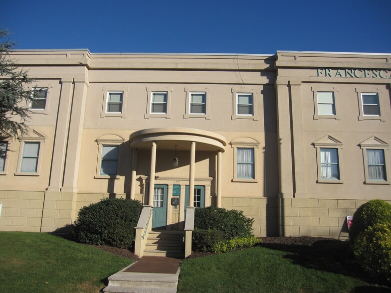 More Photos Of 199 Broad St, Bloomfield Medical For Lease