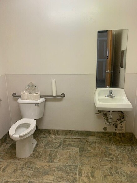 More Photos Of 3454 Alken St, Bakersfield Warehouse For Lease