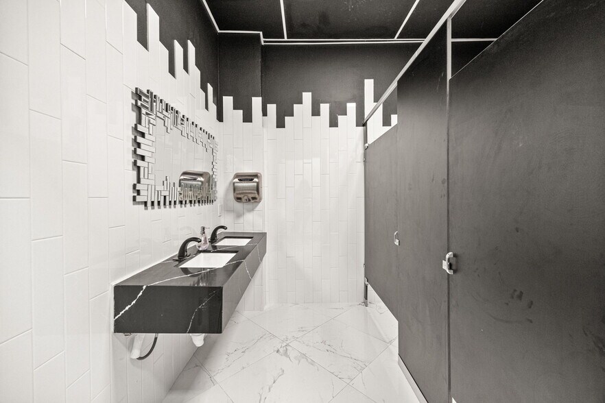 More Photos Of 8777 S Gessner Dr, Houston Freestanding For Lease