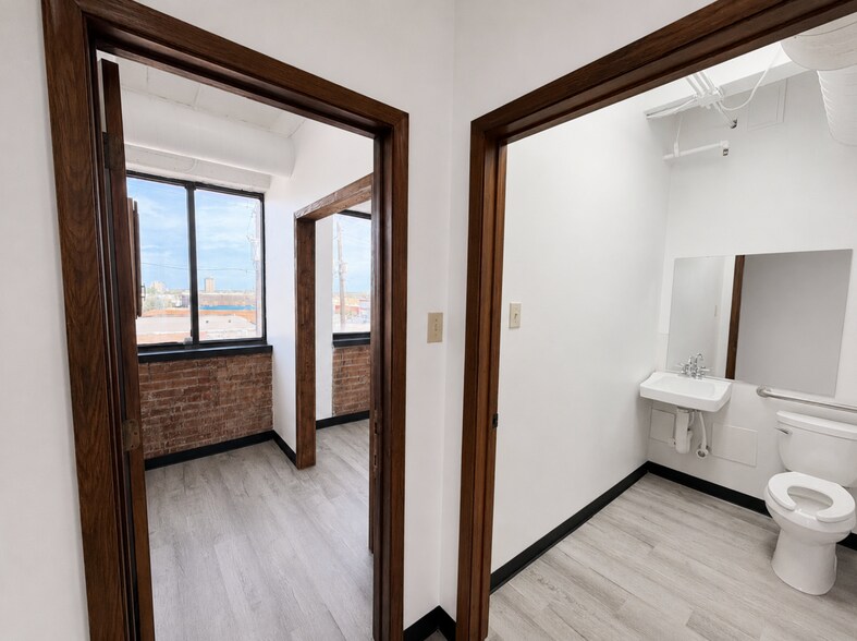 More Photos Of 1005 W Jefferson Blvd, Dallas Loft Creative Space For Lease