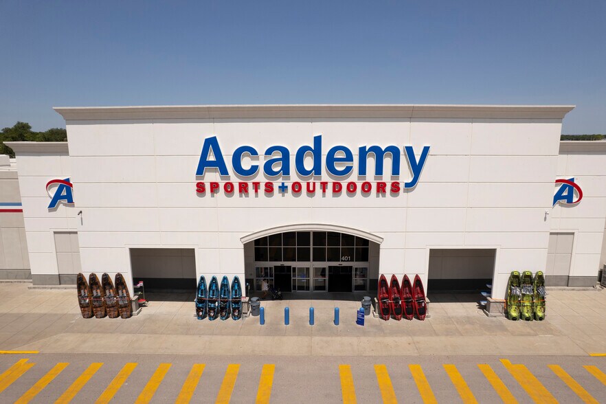 More Photos Of 401 E Poyntz Ave, Manhattan General Retail For Sale