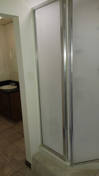 More Photos Of 400-460 Fame Rd, Dayton Light Distribution For Lease