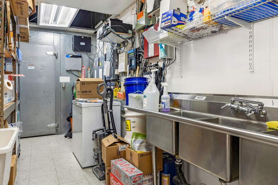 More Photos Of 1105 2nd St, Snohomish Service Station For Sale