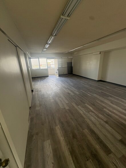 More Photos Of 931 University Ave, Honolulu General Retail For Sale