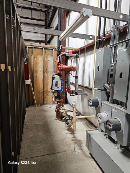 More Photos Of 35 Hamilton Ln, Glenmont Warehouse For Lease