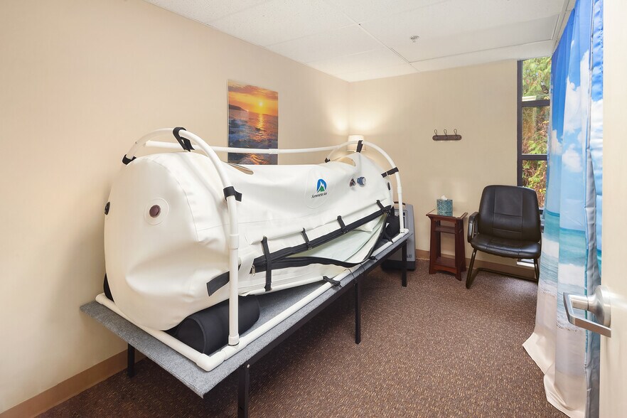 More Photos Of 504 Holly Dr, Edmonds Office For Sale