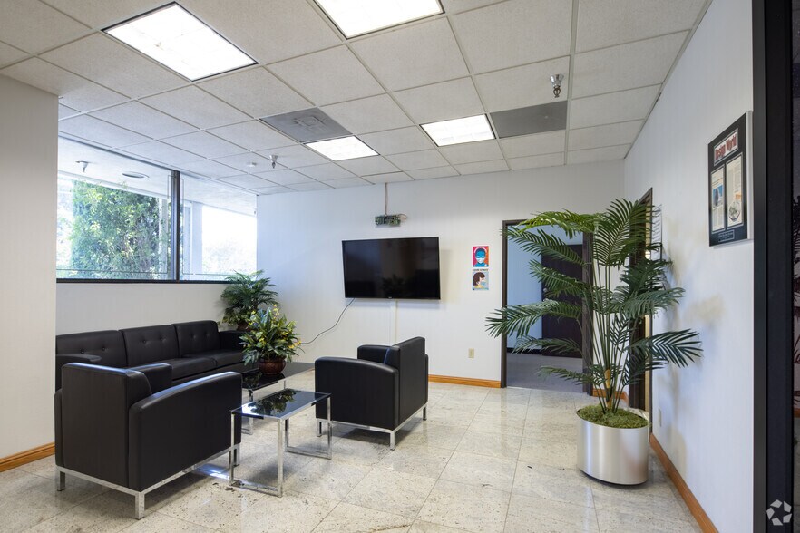 More Photos Of 21310-21314 Lassen St, Chatsworth Warehouse For Lease