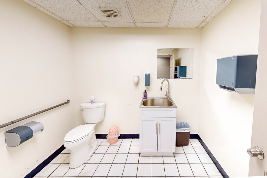 More Photos Of 1 Nablus Rd, Wakefield Distribution For Lease