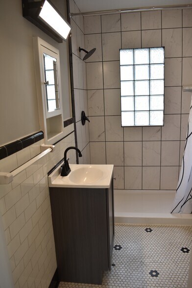 More Photos Of 1014 E 10th St, Jeffersonville Office Residential For Sale