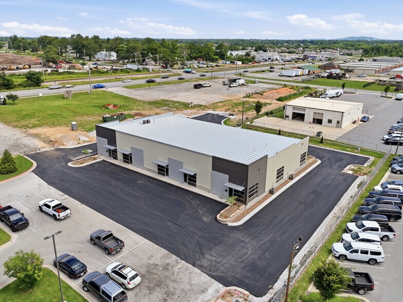 More Photos Of 2420 S 8th St, Rogers Flex For Lease