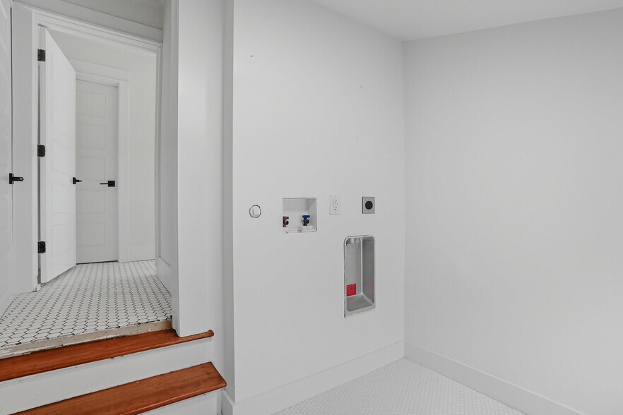 More Photos Of 924 S Main St, Broken Arrow Showroom For Sale