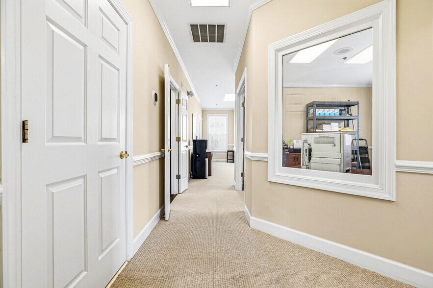 More Photos Of 501 Johnson Ferry Rd, Marietta Office For Sale