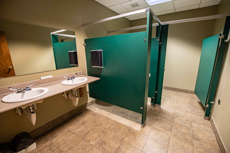 More Photos Of 17231 Bel-Ray Pl, Belton Office For Lease
