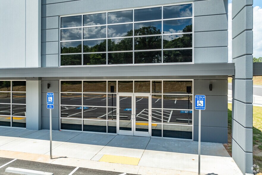 More Photos Of 175 Candler Rd, Stockbridge Warehouse For Lease