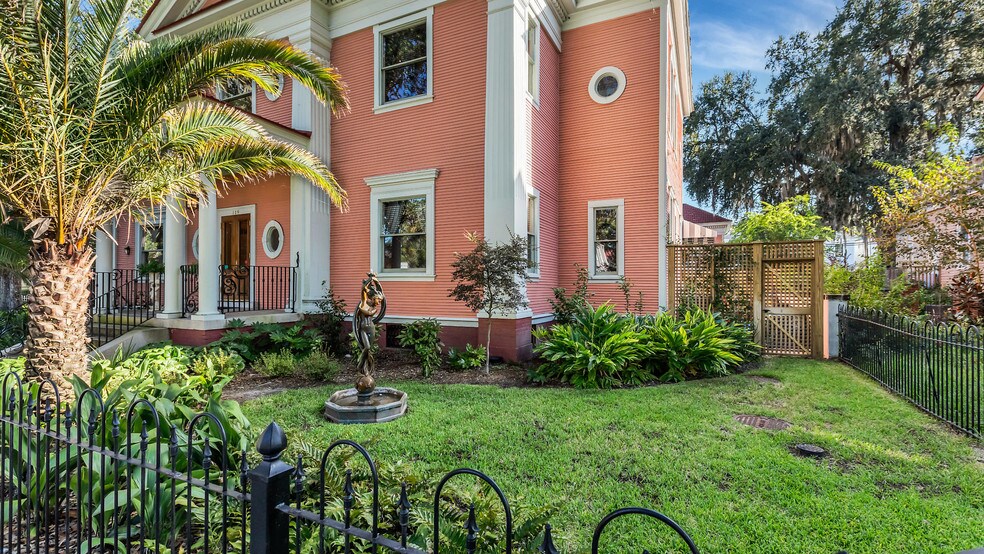 More Photos Of 119 E 37th St, Savannah Restaurant For Sale