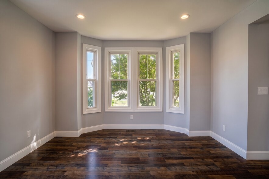 More Photos Of 49 Landing Ave, Smithtown Office Residential For Lease